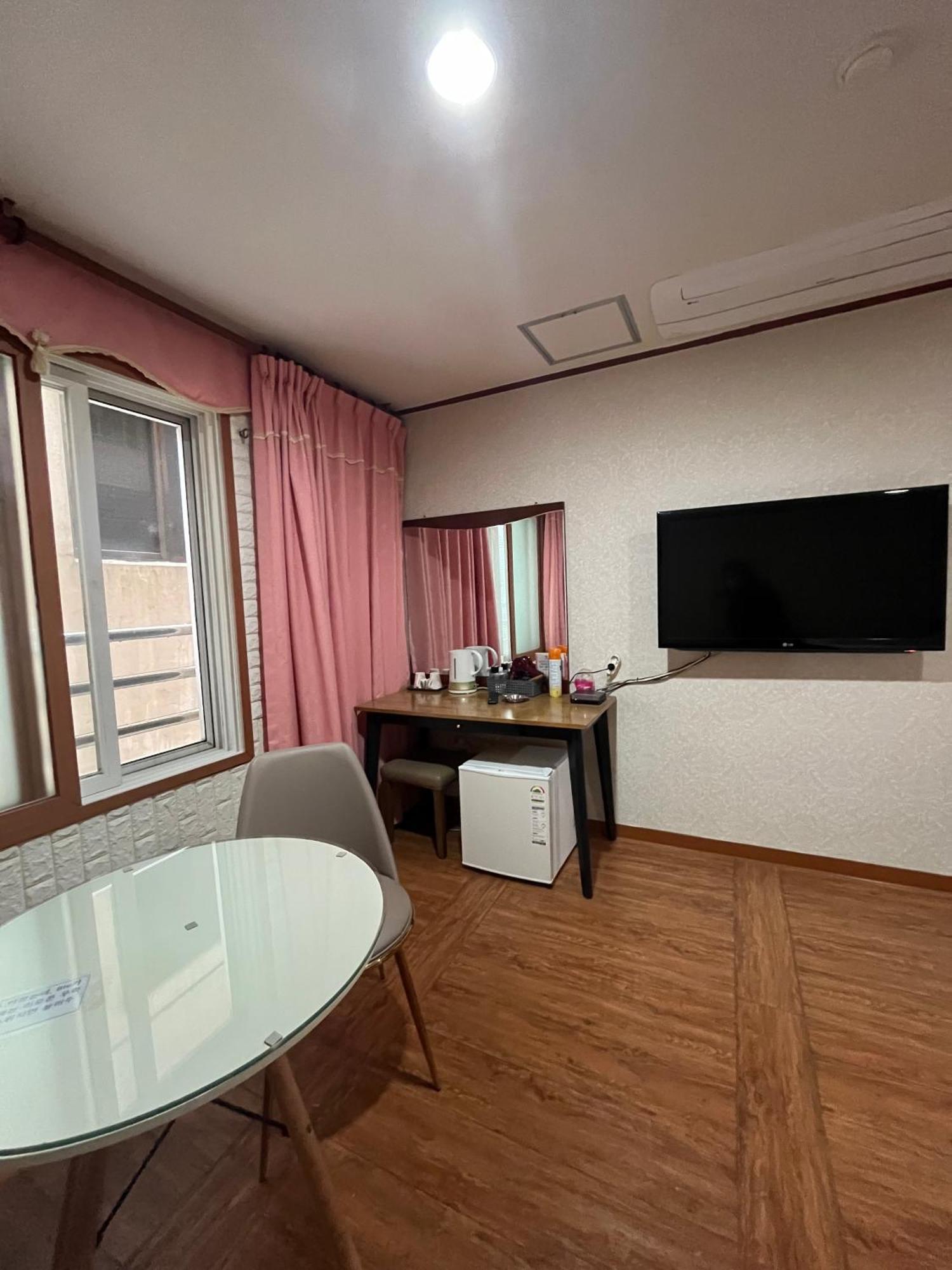 Oreum Motel Jeju Exterior photo